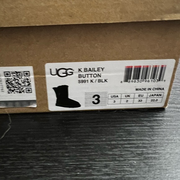 Bailey button UGGs - Picture 6 of 6